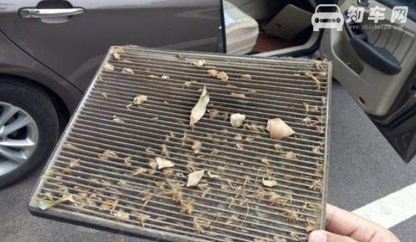东风风光s560空调滤芯在哪里 位于副驾驶手套箱后面