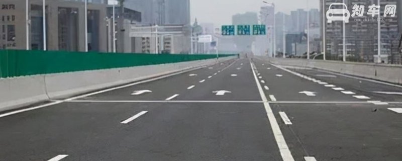 中间实线两边虚线可以变道吗