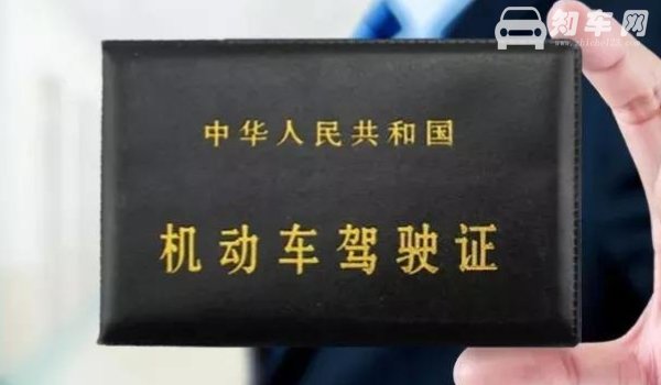 中间实线两边虚线可以变道吗