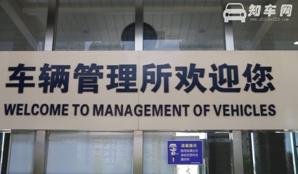 中间实线两边虚线可以变道吗