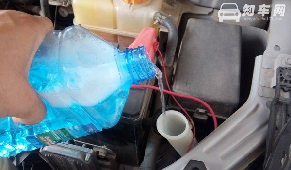 福特evos加玻璃水位置 位于发动机舱左上角