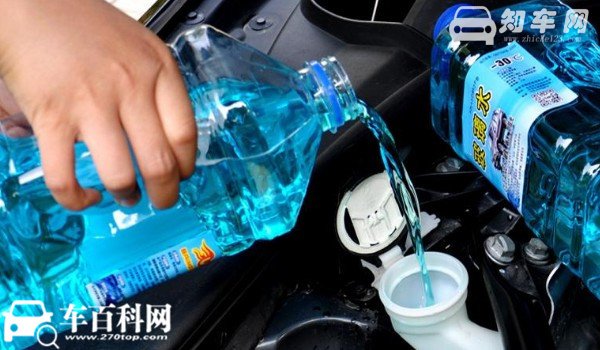 库斯途玻璃水在哪加 位于发动机舱的左下角