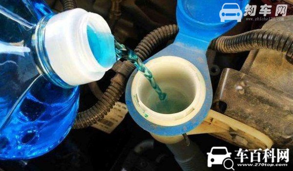 福特金牛座玻璃水位置 位于发动机舱左下角