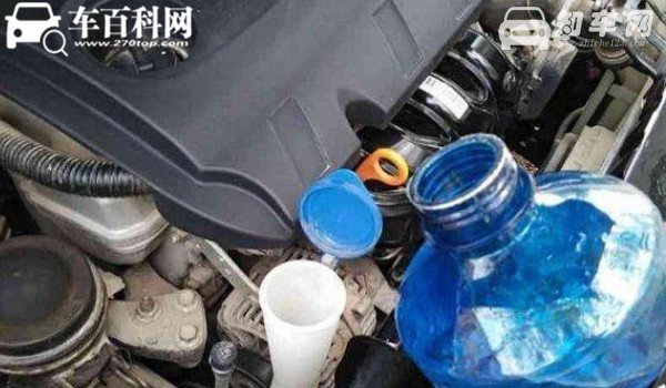 马自达cx5玻璃水在哪里加 cx5加玻璃水的地方(发动机舱左下角)