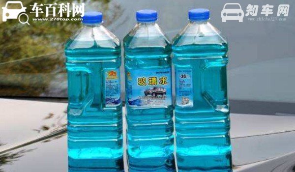 路虎揽胜极光玻璃水加在哪 位于发动机舱左下角