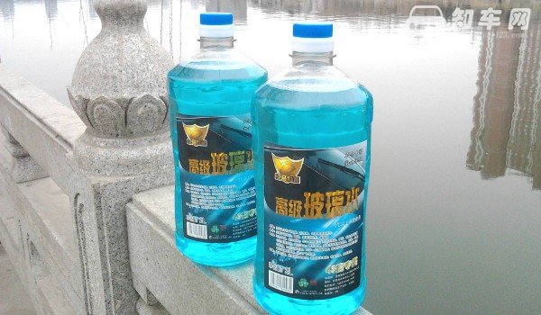 型格玻璃水在哪个位置 位于发动机舱左下角