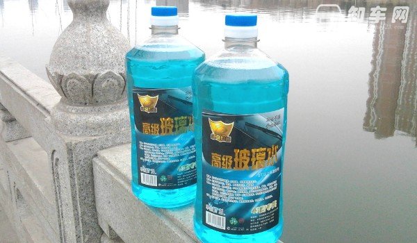 帝豪l玻璃水在哪里加 位于发动机舱左下角