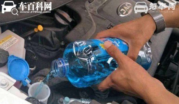 比亚迪f3玻璃水往哪里加 比亚迪f3从哪里加玻璃水(发动机舱右上角)