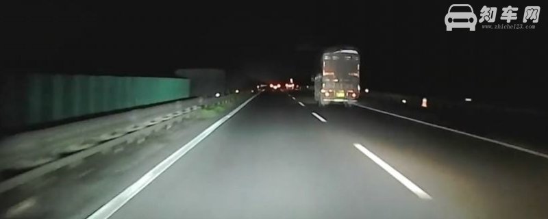 高速路开远光还是近光灯