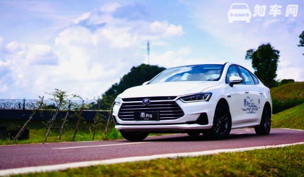 比亚迪秦pro加满油能跑多少公里 比亚迪秦pro油箱多少升(油箱容积50L)