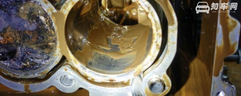 机油盖有白色乳状物怎么回事